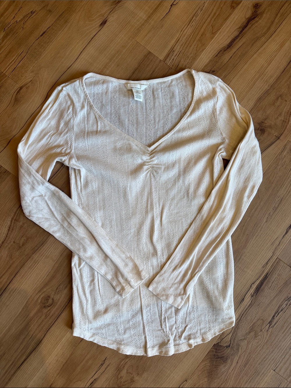 H&M maternity Cream Long Sleeve V‑Neck Knit Top 🤍